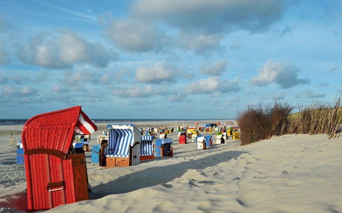 Strandkörbe am Badestrand der Nordseeinsel Juist