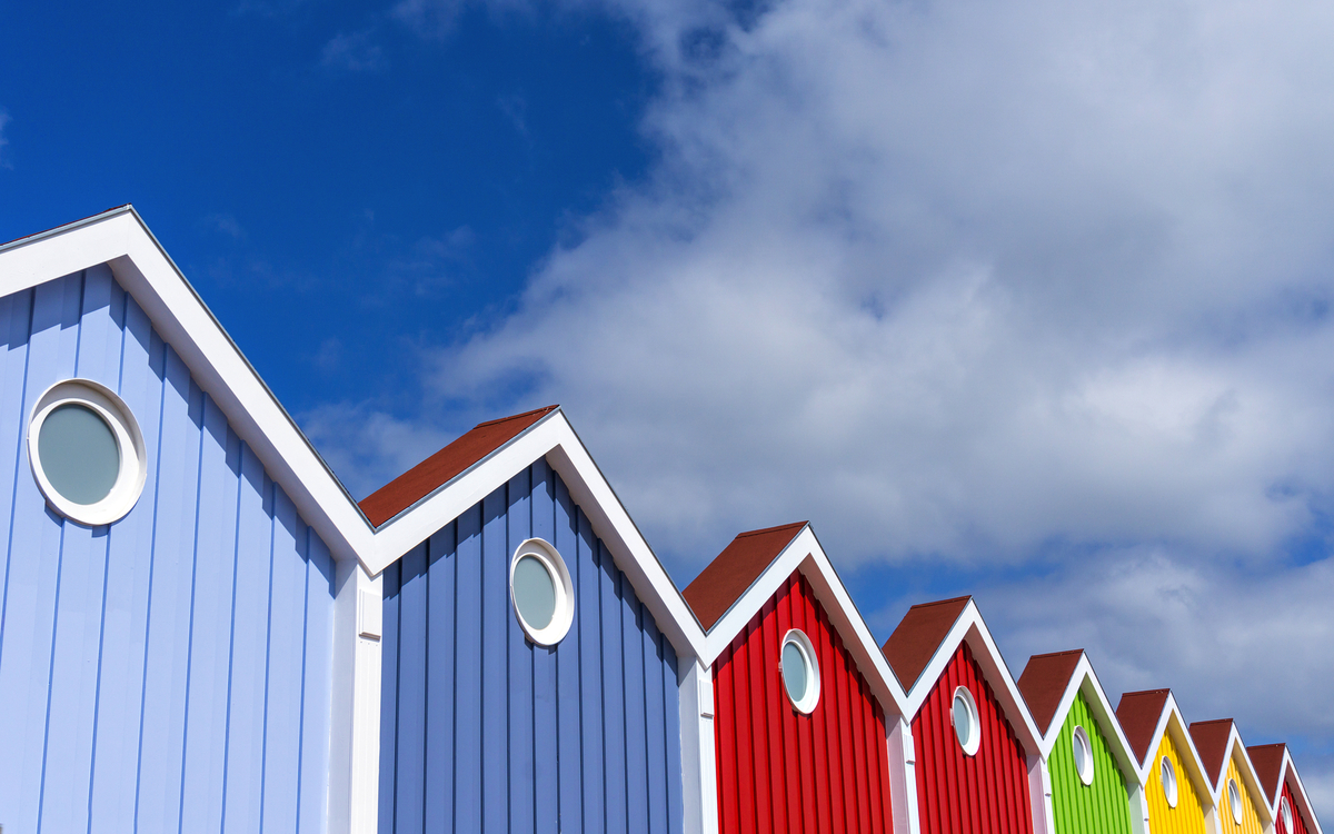 bunte Häuser auf der ostfriesischen Insel Langeoog, Deutschland
