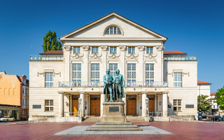 Deutsches Nationaltheater mit Goethe und Schiller in Weimar, Deutschland