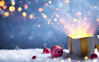 Weihnachtsgeschenk - offene Geschenkbox mit glänzendem und defokussiertem Licht