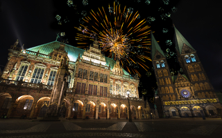 Silvesterfeuerwerk über der Altstadt von Bremen